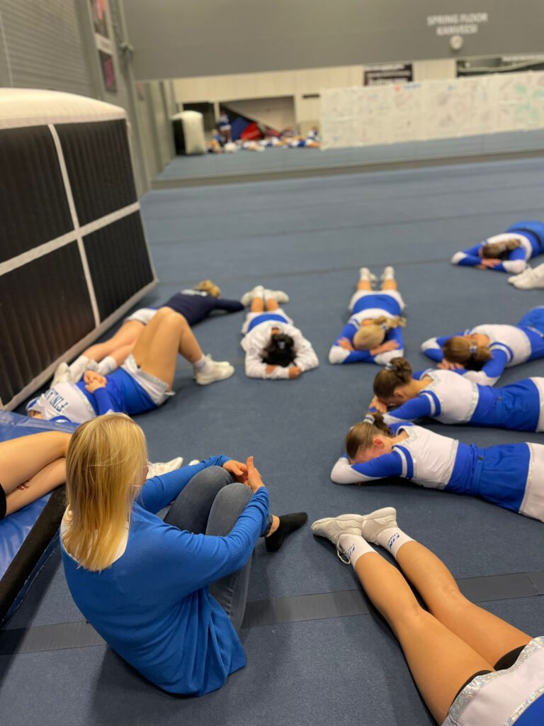 Sari tukena tyttöjen cheerleading maajoukkueen matkalla kohti MM-kultaa